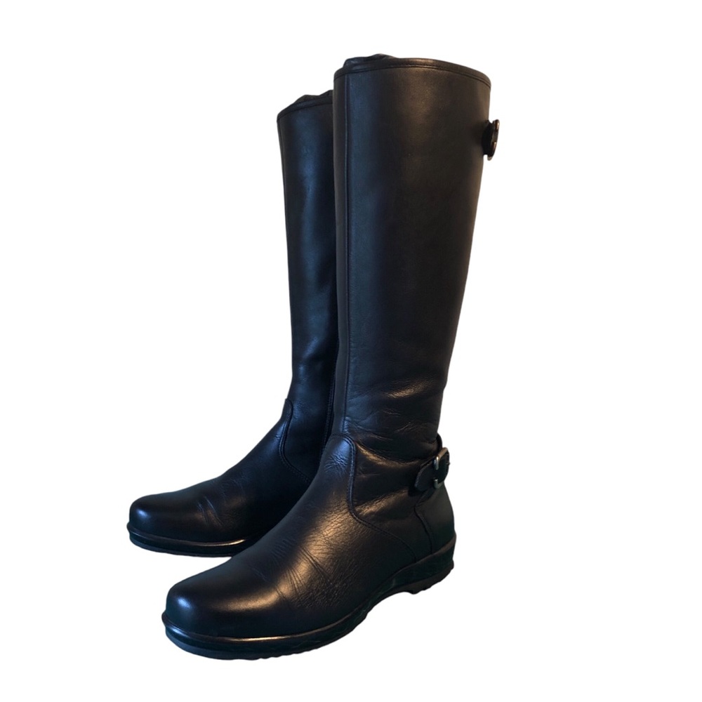 La Canadienne knee high Black leather, side zip, Lug sole Boot.